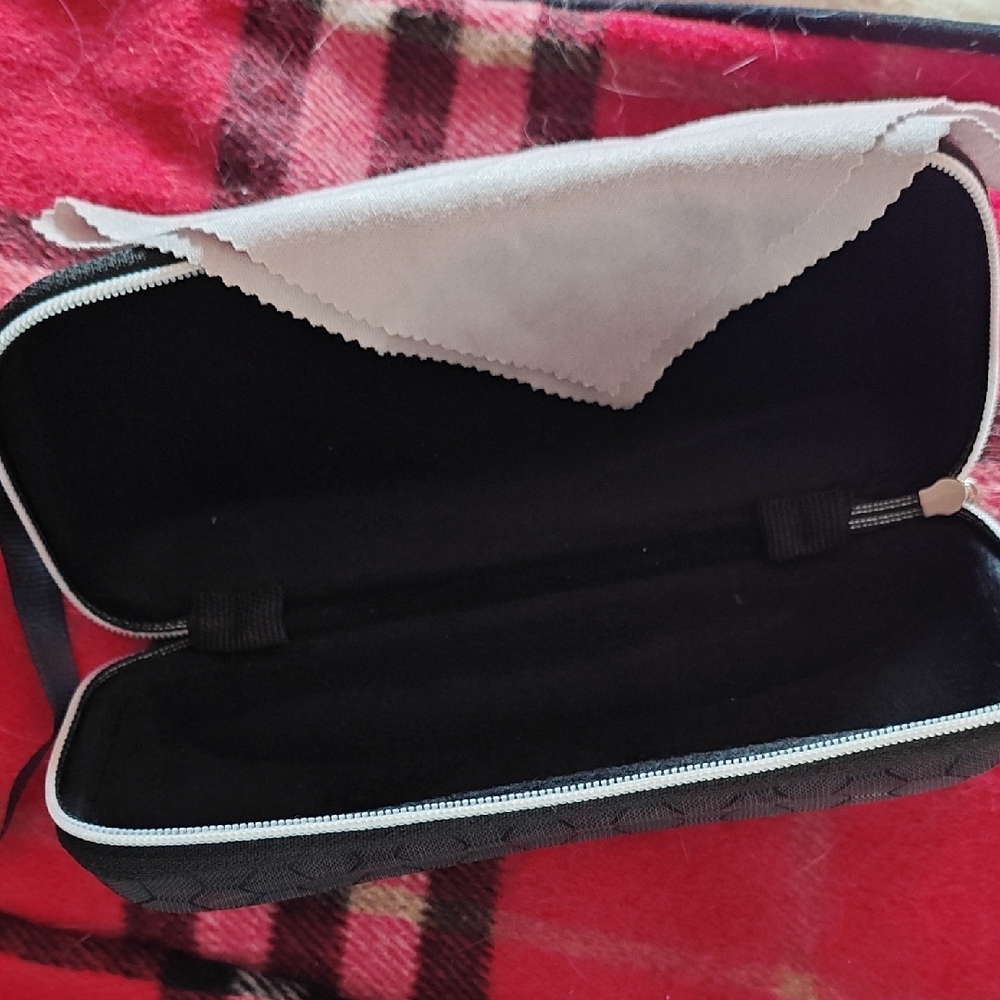 Prada Unisex Sunglasses Nwt. Make me an offer.I Don't have the original case. - Picture 5 of 5
